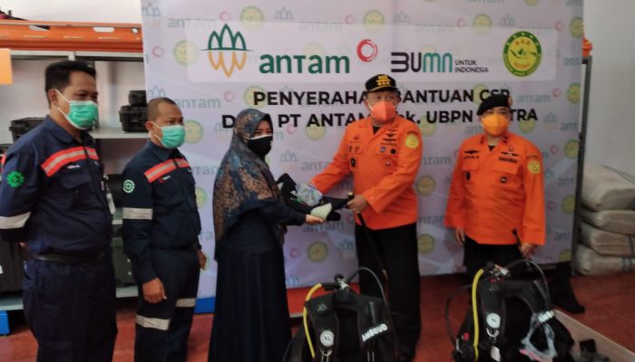 Dukung Operasi SAR, PT ANTAM Serahkan Bantuan Dua Alat Selam ke Basarnas Kendari