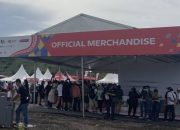 Pengunjung serbu stand merchandise MotoGP Mandalika pada Race Day