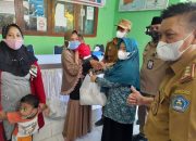 Melalui Program DASHAT, Ketua TP-PKK Kendari Kembali Salurkan Bantuan Atasi Stunting di Purirano