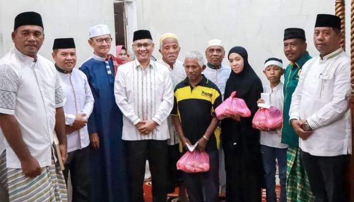 Malam Nuzulul Quran, Wali Kota kendari Serahkan 50 Paket Sembako Kepada Lansia