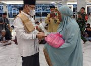 Safari Ramadhan di Masjid Teluk Kendari, Wali Kota Serahkan Bantuan Paket Sembako