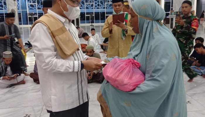 Safari Ramadhan di Masjid Teluk Kendari, Wali Kota Serahkan Bantuan Paket Sembako