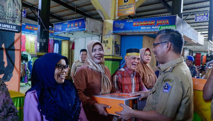 Wali Kota Serahkan Timbangan Digital kepada 200 Pedagang Pasar Tradisional di Kendari