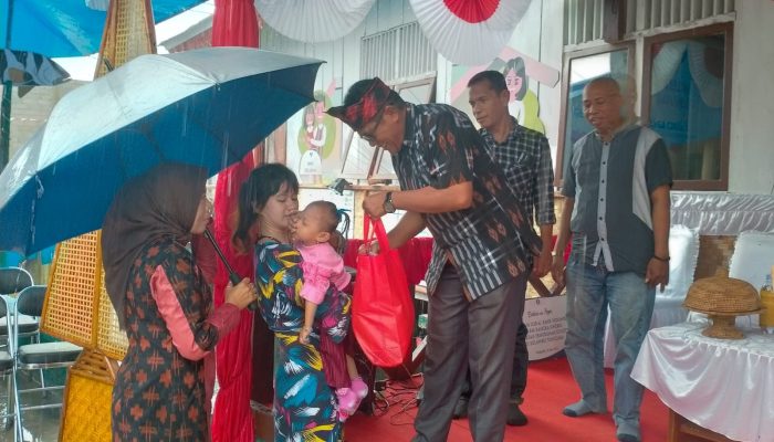 Dukung Pananganan Stunting, BI Sultra Serahkan 100 Paket Sembako di Mola Utara Wakatobi