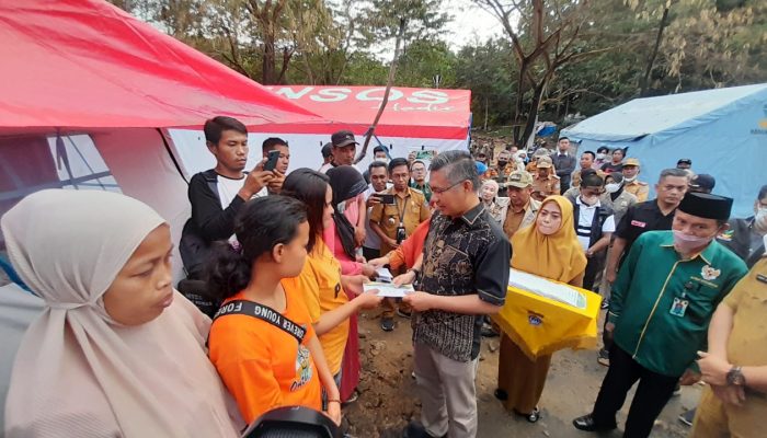 Serahkan Bantuan Korban Kebakaran di Puwatu, Wali Kota Sampaikan Opsi Tempat Tinggal Permanen