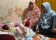 Ketua PKK Kendari Sambangi dan Berikan Bantuan Kepada Dua Penyandang Disabilitas