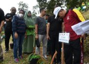 Sulkarnain Kadir Ikut Tanam Durian di Kebun APEKSI Kota Padang