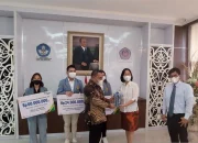 BPJAMSOSTEK serahkan santunan beasiswa mahasiswa Unsrat