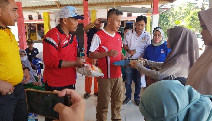 Rasyid Serahkan Bantuan bagi Keluarga Terdampak Stunting di Konsel