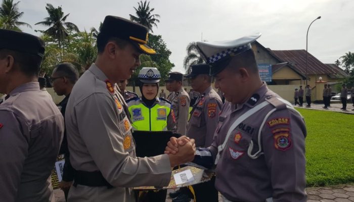 14 Personel Berprestasi Dapat Piagam Penghargaan dari Kapolres Konsel