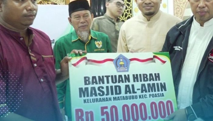 Pj Wali Kota Kendari Serahkan ZIS untuk Pembangunan Mesjid Al Amin di Kecamatan Poasia