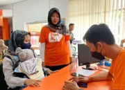 Petugas Kantor Pos Siap Datangi Pekerja yang Sakit Cairkan BSU