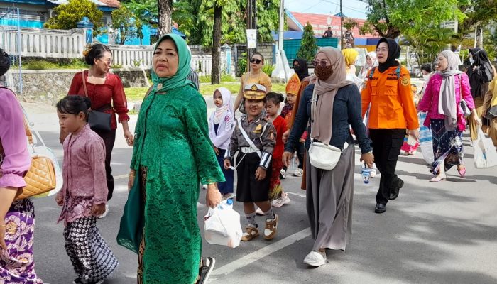 Pj Wali Kota Kendari Sambut 97 Barisan Karnaval Ibu dan Anak Tingkat TK