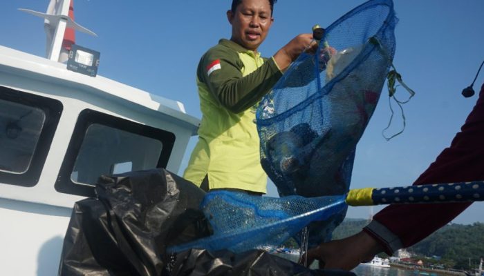 Pj Wali Kota Kendari Pimpin Aksi Pembersihan Teluk Kendari