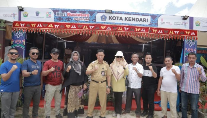 Pj Walkot Kendari bersama Rombongan Kunjungi Stand Pameran Peringatan Hari Nusantara di Wakatobi