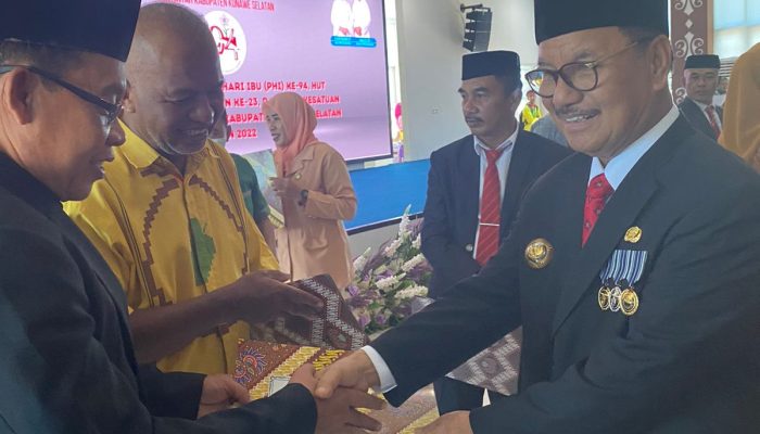 Bupati Konsel Beri Penghargaan kepada 19 Kecamatan dan Puskesmas karena Terbebas BABS