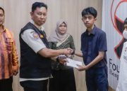 Pj Wali Kota Kendari Serahkan Beasiswa kepada 13 Pelajar