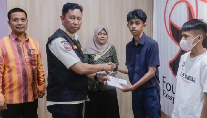 Pj Wali Kota Kendari Serahkan Beasiswa kepada 13 Pelajar