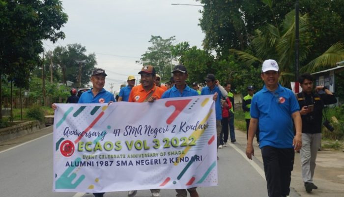 Sekot Kendari Lepas Peserta Jalan Santai pada Perayaan HUT ke-41 SMAN 2 Kendari