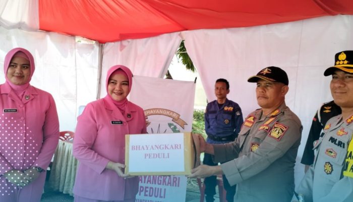 Kapolres dan Bhayangkari Kota Kendari Serahkan Bantuan di Posko Terpadu Nataru