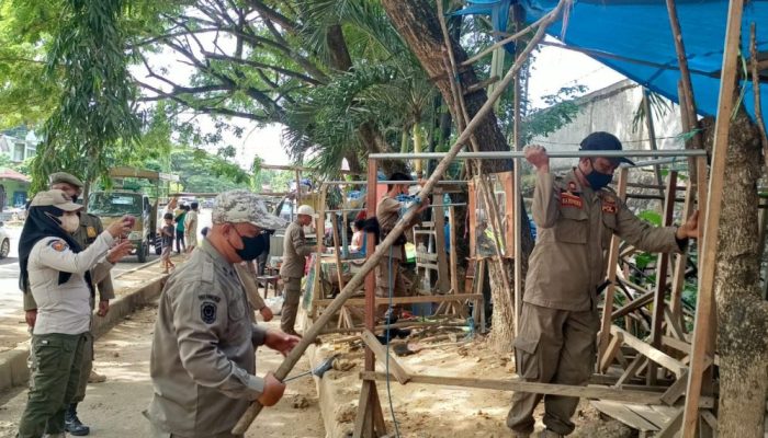 Pol PP Kota Kendari Tertibkan Lapak Pedagang di Jalan Taman Suropati