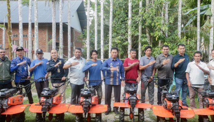 Pemkot dan DPRD Kota Kendari Serahkan Sarpras dan Bibit Cabe untuk Kelompok Tani Pulonggida