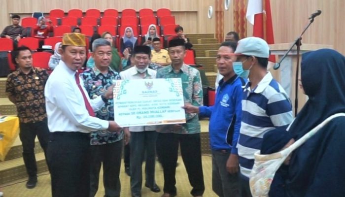 Pemkot Bersama Baznas Kota Kendari Serahkan Zakat ASN untuk Asnaf Muallaf Ditiga Kecamatan