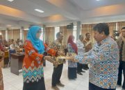 Kaper Serahkan Surat Tugas Pokja Lingkup BKKBN Sultra Terkait Penyederhanaan Birokrasi