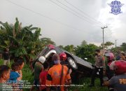 Ngebut Saat Jalan Licin, Mobil Pikap di Kendari Terjungkal ke Gorong-gorong