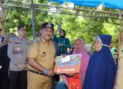 Pemkab Bombana Serahkan Bantuan kepala Korban Bencana Alam di Desa Terapung