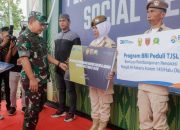 Kepala Staf TNI AD Serahkan Bantuan Sosial untuk Anak Berisiko Stunting di Kendari