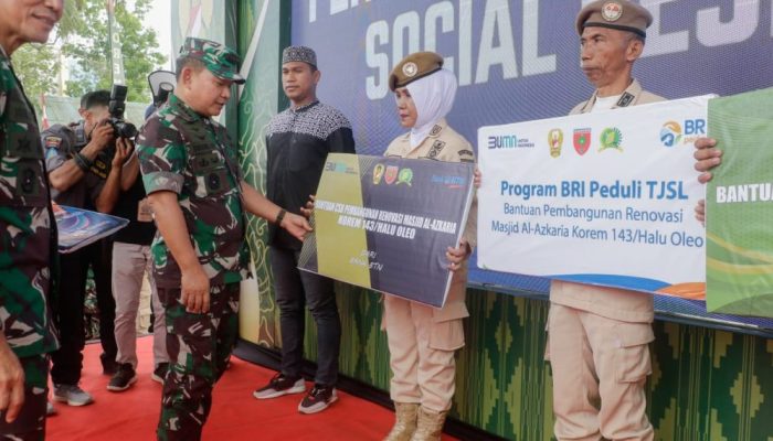 Kepala Staf TNI AD Serahkan Bantuan Sosial untuk Anak Berisiko Stunting di Kendari