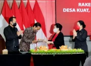 Moment HUT ke-50 PDIP, Megawati Serahkan Nasi Tumpeng kepada Jokowi