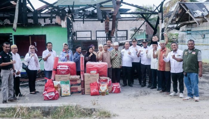 Pemkot Kendari Serahkan Bantuan Kepada Korban Kebakaran di Pondambea