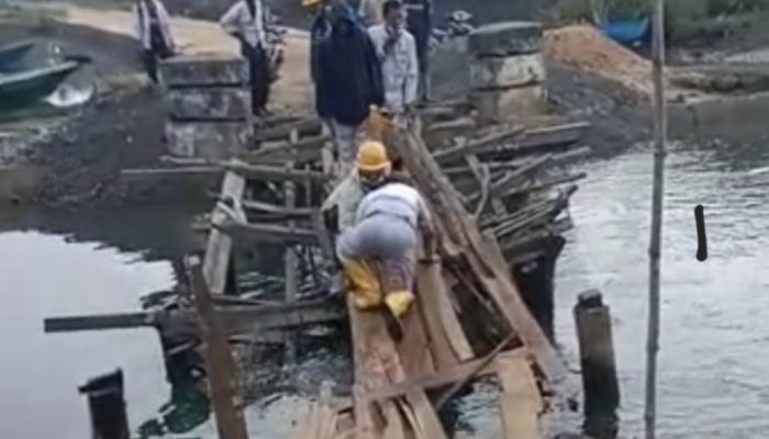 Lewati Jembatan Tak Layak Pakai, Pekerja Tambang di Konawe Terperosok ke Sungai