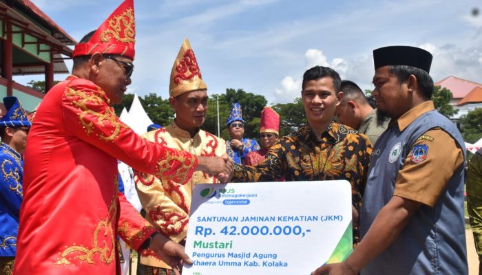 HUT ke-63 Kolaka, BP Jamsostek Sultra Serahkan Santunan JKM Rp42 Juta