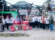 Pj Wali Kota Kendari Serahkan Bantuan pada Korban Kebakaran di Kecamatan Kadia