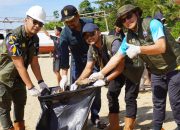 Clean Traveller, PT GKP dan Warga Bersihkan Pantai Nambo Jaya