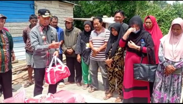 Pj Wali Kota Kendari Serahkan Bantuan ke Warga Puuwatu Terdampak Bencana Badai