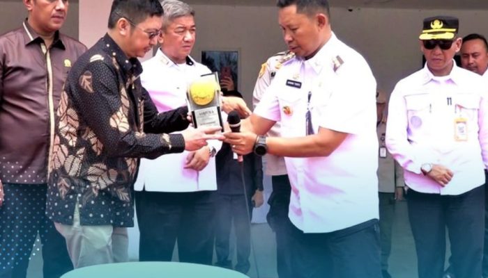 Pj Wali Kota Kendari Serahkan Piala Adipura ke Perwakilan Rakyat