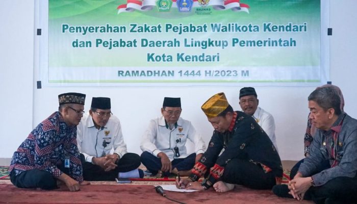 Salurkan Zakat Fitrah, Pj Wali Kota Kendari Ajak Umat Muslim Tunaikan Kewajiban