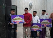 Awali Safari Ramadan di Tirawuta, Plt Bupati Koltim Serahkan Bantuan Uang Ratusan Juta