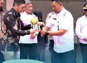Pj Wali Kota Kendari Serahkan Piala Adipura kepada Perwakilan Masyarakat