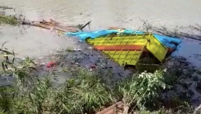 Rem Blong, Truk Hino Tabrak Rumah Warga Lalu Terjun ke Sungai Konaweha
