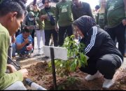 Legislator Tina Nur Alam Serukan Generasi Muda Rawat Bumi Dengan Menanam Pohon