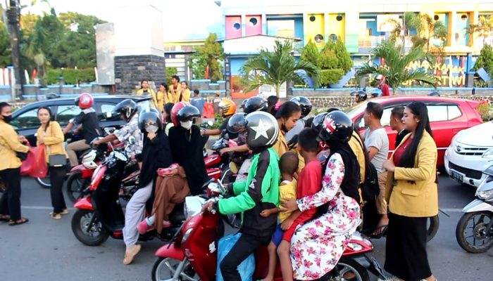 Pererat Toleransi Beragama, Mahasiswa Hindu di Kendari Berbagi Takjil Buka Puasa