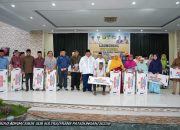 Gubernur Ali Mazi Salurkan BLT kepada Lansia di Kota Baubau