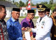 Pimpin Upacara HUT Otoda, Bupati Koltim Serahkan Penghargaan untuk Pensiunan