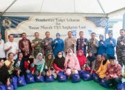 Sekda Kota Kendari Bersama Danlanal Kendari Serahkan Paket Lebaran pada Warga Kurang Mampu
