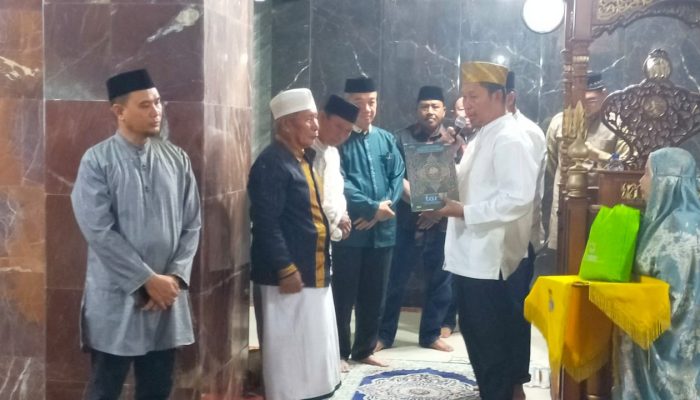Tebar Kebaikan di Bulan Ramadan, Pj Wali Kota Kendari Salurkan Bantuan di Masjid Nurul Falah